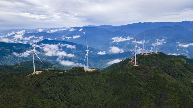 位于四川省德昌县的雅砻江腊巴山风电项目（无人机照片）。新华社记者薛晨 摄