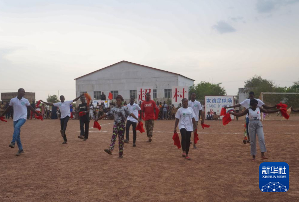  3月30日，在非洲“村超”开幕式上，当地村民表演舞蹈节目。受访者供图