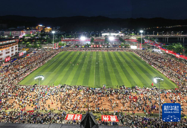  2023年7月1日，人们在观看贵州“村超”足球赛（无人机照片）。新华社记者杨文斌摄