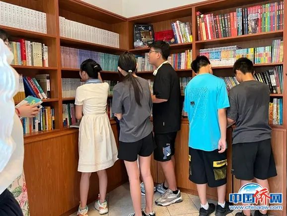 希腊的华裔青少年在“海外惠侨熊猫书屋”看书。希腊《中希时报》