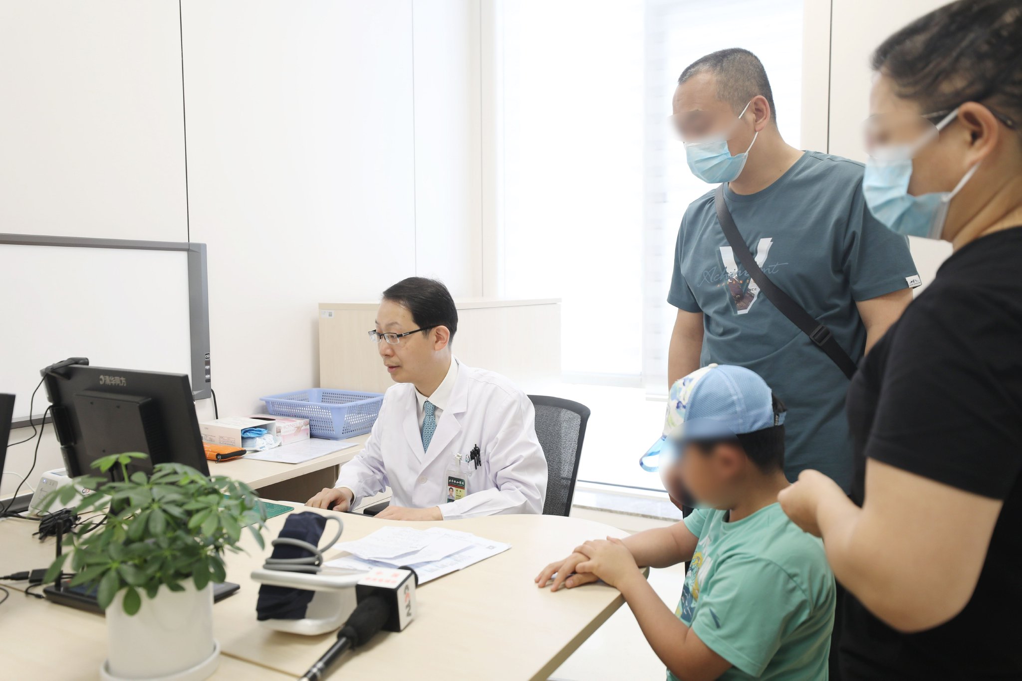 北京协和医院神经科副主任戴毅为患者开出中国内地首张地夫可特片处方。孙良 摄