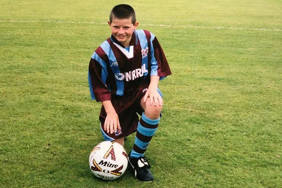 Thomas从8岁到21岁一直为特兰米尔流浪者队踢球 图源：BBC