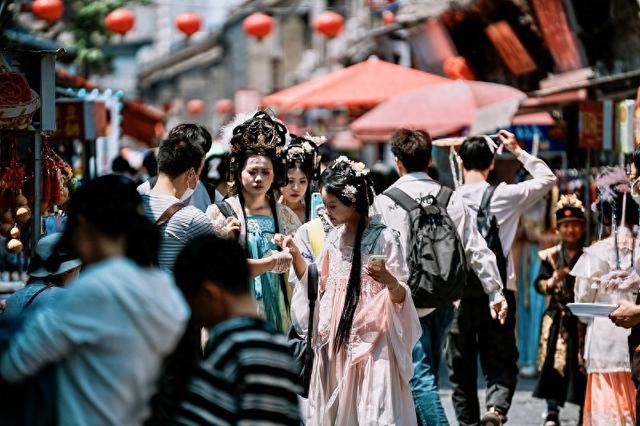 2024年5月1日，洛阳丽景门挤满了游客。视觉中国 图