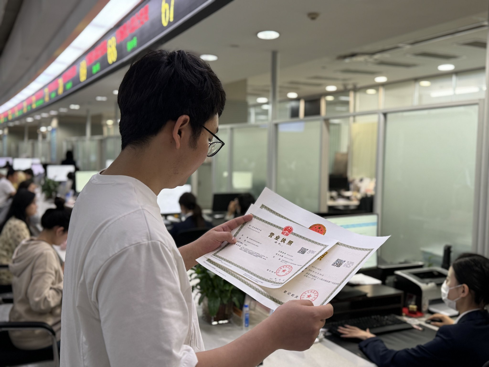 "陕西塞文秀商贸有限公司总经理郑新伟手持崭新的营业执照对记者说,这