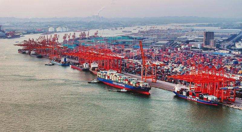     多艘海轮停靠钦州港码头装卸货物（5月11日摄，无人机照片）。  新华社记者张爱林 摄