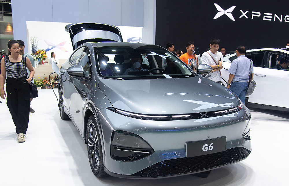 当地时间2024年3月29日，泰国曼谷，第45届曼谷国际车展，参观者正在参观小鹏G6汽车。图源：视觉中国