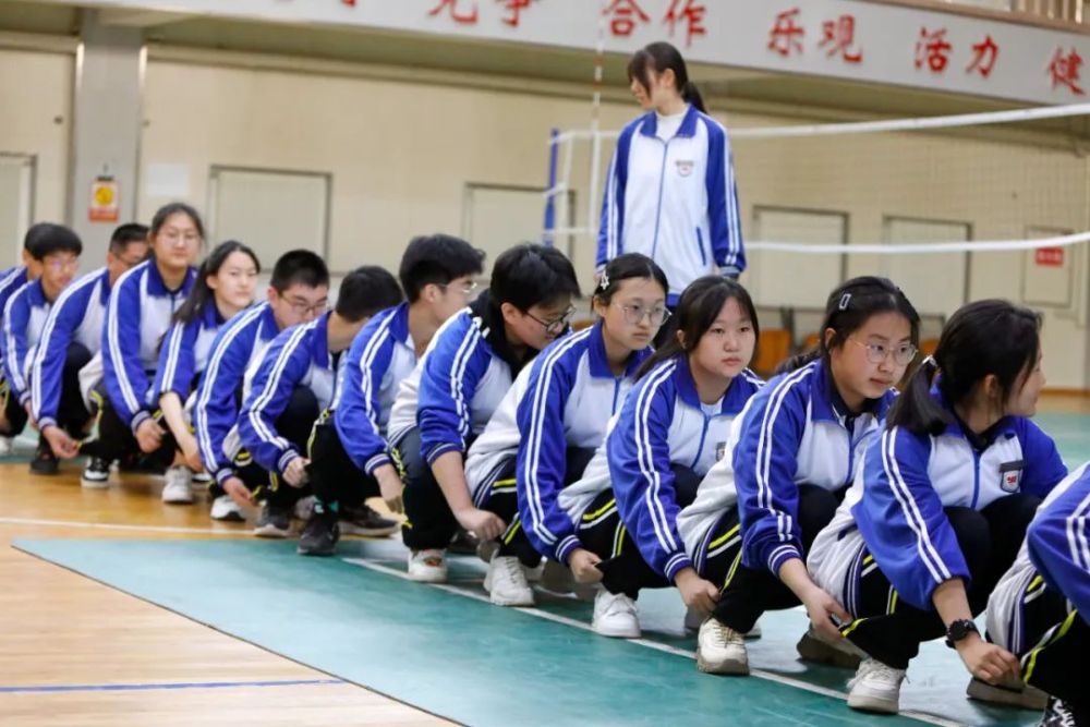 海南一中学相关负责人介绍,该校每年至少有一到两名学生因为心理疾病