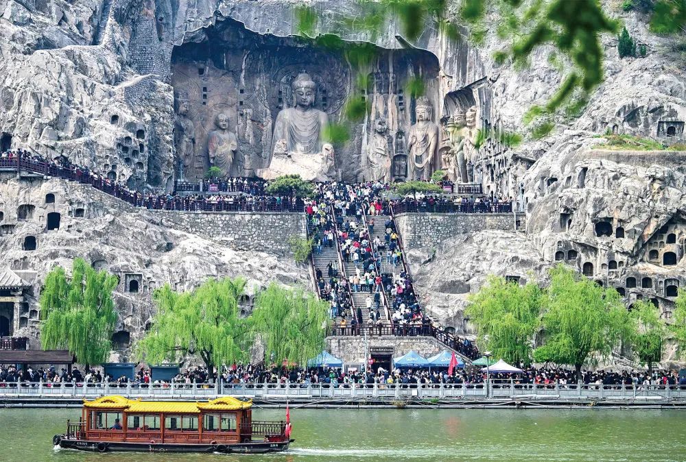 在洛阳龙门石窟,面朝卢舍那佛造像,董宇辉从人的喜怒哀乐谈起,体悟