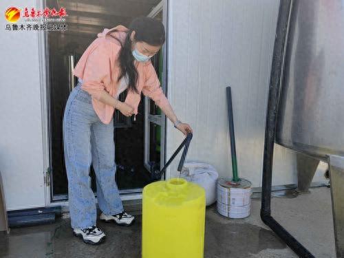 　　5月12日，项目施工人员在供水站内打水。记者贾梦妍摄
