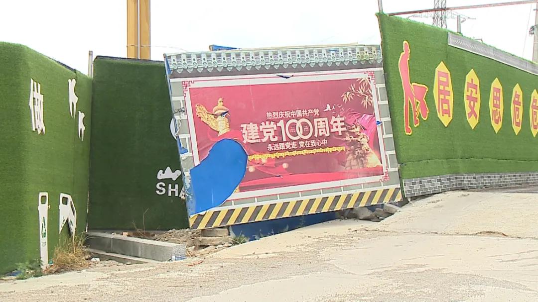 损坏整改后:破损褪色,脏乱不堪的公益广告墙已清理干净整改前:堆龙