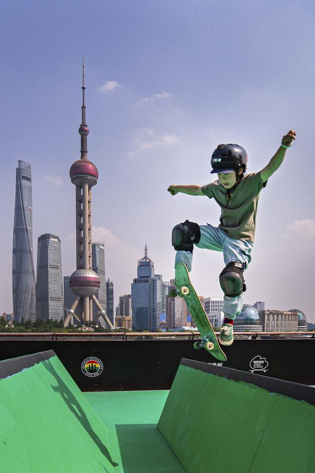 2023年5月14日，上海北外滩，一名男孩在市民滑板赛的比赛中。徐辉/IP SHANGHAI 图