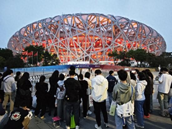 5月5日，凤凰传奇在国家体育场“鸟巢”举行演唱会，不少歌迷观众早早来到场外。视觉中国供图