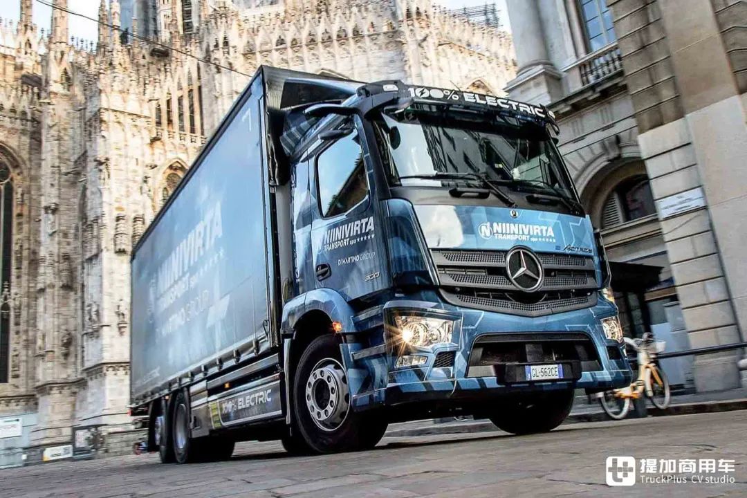 电动卡车拉中置轴,运量堪比两台9米6?实拍奔驰eactros 300中置轴列车