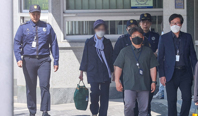 5月14日，在首尔东部看守所，总统尹锡悦的岳母崔银顺（左二）获假释出狱 图源：韩媒