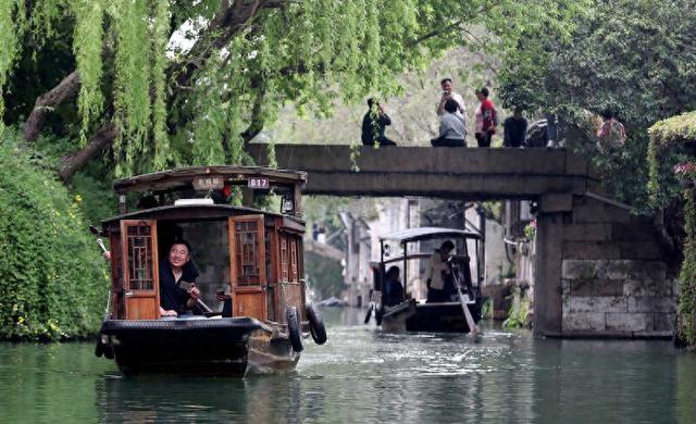游客乘船游览乌镇。 图片来源 视觉中国