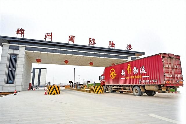 郑州国际陆港大门。资料图片
