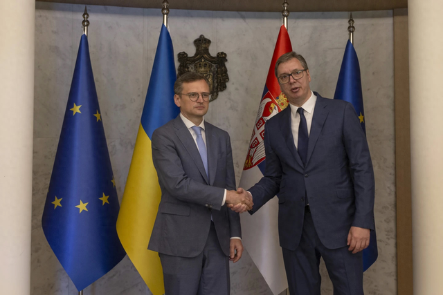 当地时间13日，塞尔维亚总统武契奇与到访的乌克兰外长库列巴举行会晤。图自外媒