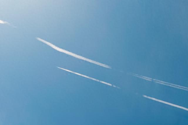 天空中的飞机尾迹 资料图（IC Photo）