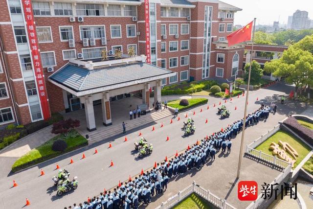 5月14日上午,镇江市交警支队与江苏省镇江第一中学共同组织开展"法润