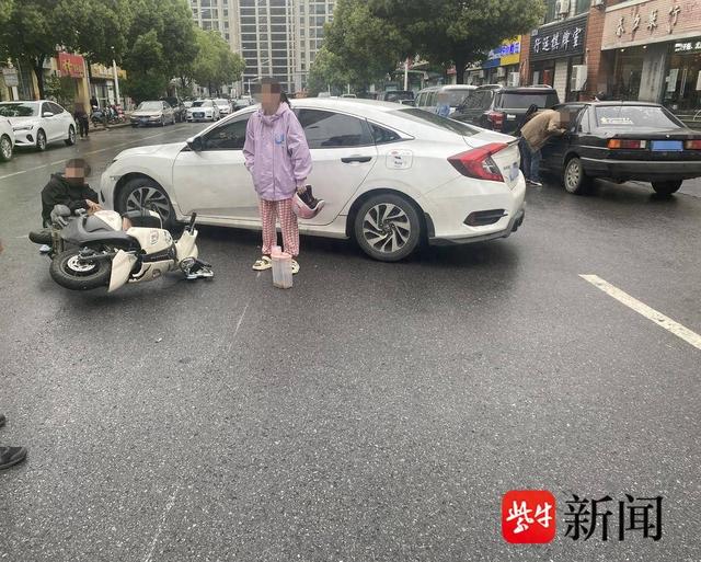路面积水湿滑摩托车车主急刹致漂移连人带车摔倒