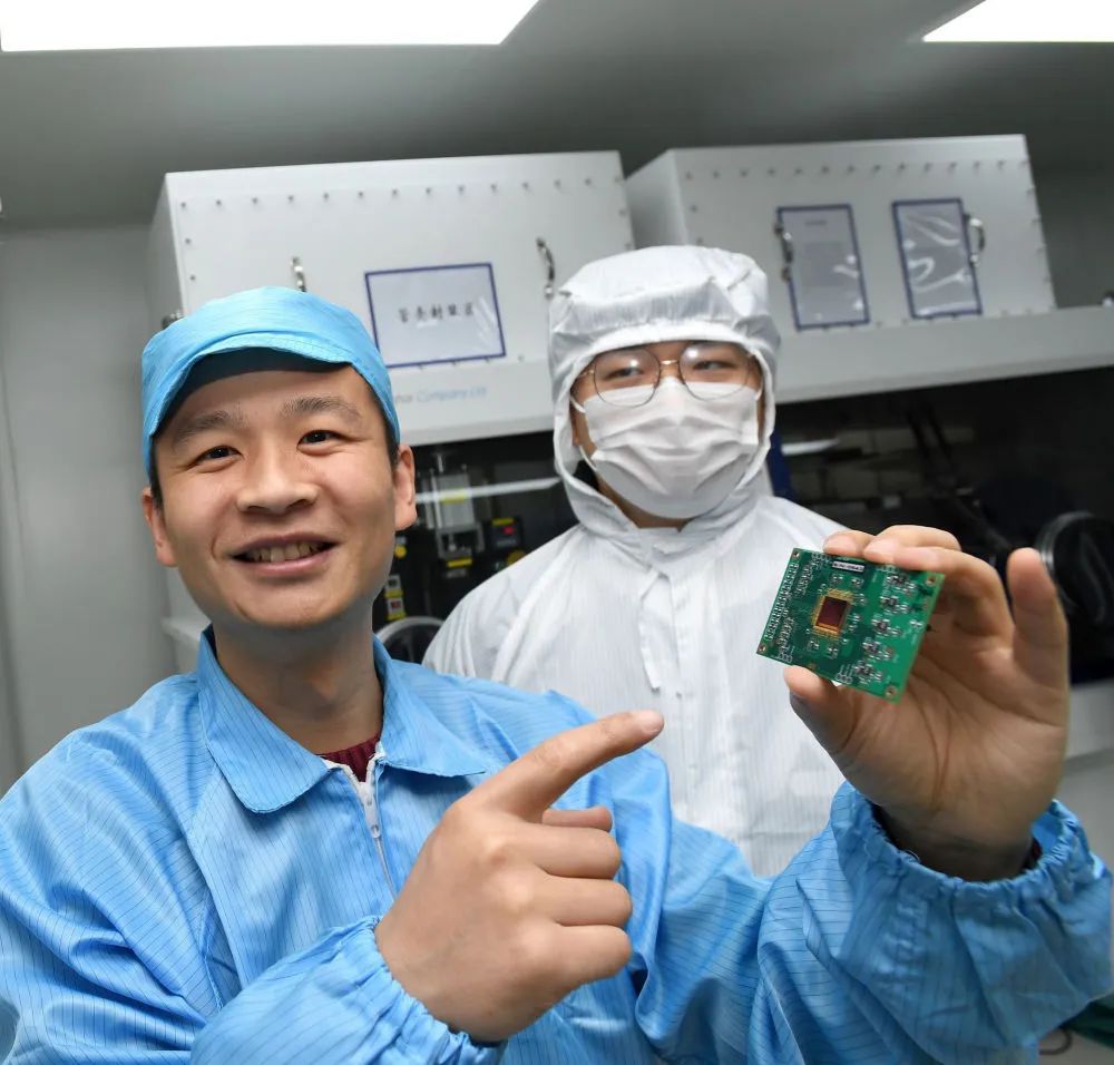 高亮（左）介绍自己团队研发的产品（图片来源：武汉市人民政府官网）