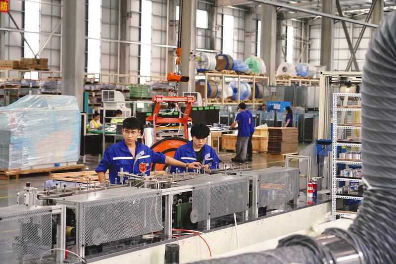 在南宁市安和机械设备有限公司生产车间里,工人们正在忙碌.