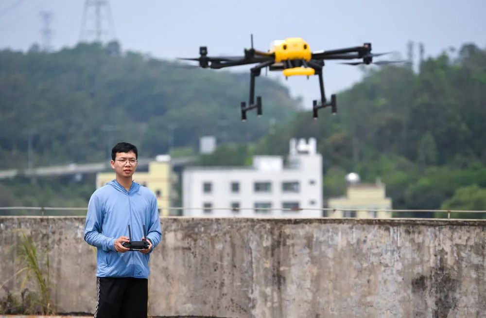2024年4月12日，在深圳市龙岗区一产业园楼顶的办公室外，罗锡坤进行无人机的验证飞行（毛思倩/摄）