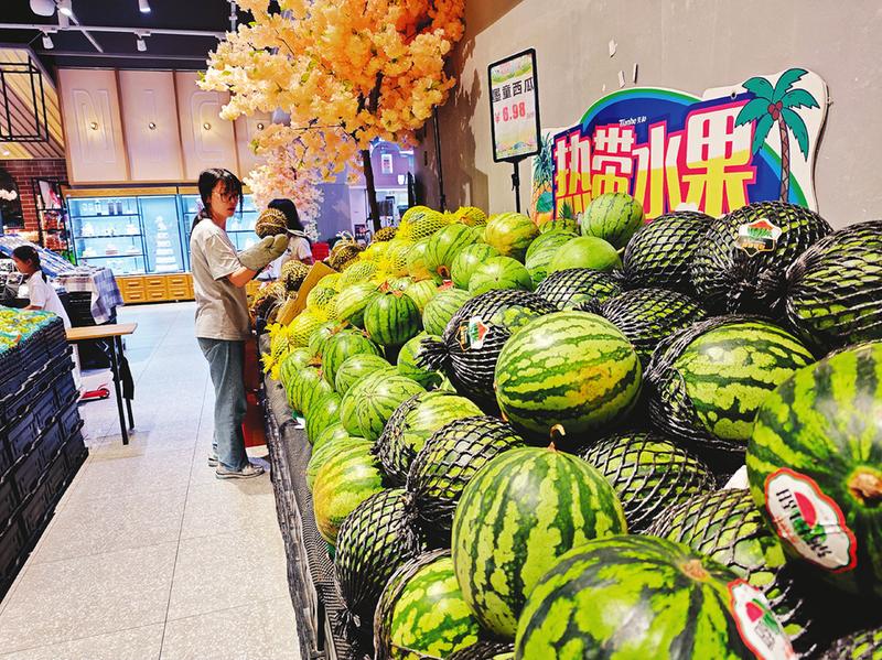     ◀清甜多汁的西瓜成为夏天最受欢迎的水果之一，被摆在超市的显眼位置。 本报记者陈麒元 摄