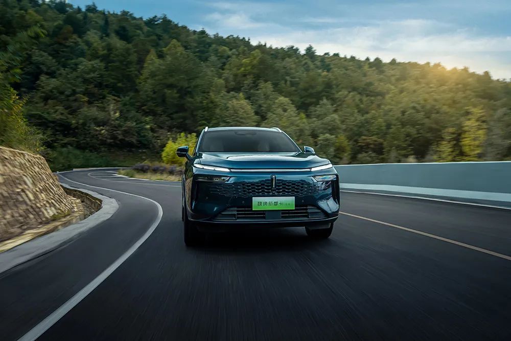 23.88万!零百4.7秒,纯电200km!魏牌摩卡hi4电混四驱版上市