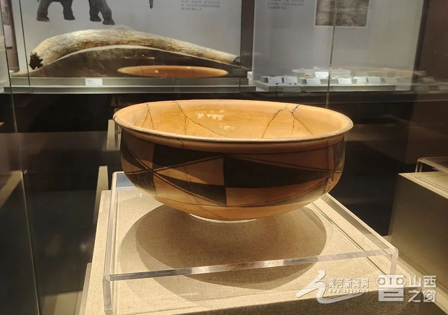 运城博物馆"镇馆之宝"彩陶盆.牛牧瑶 摄