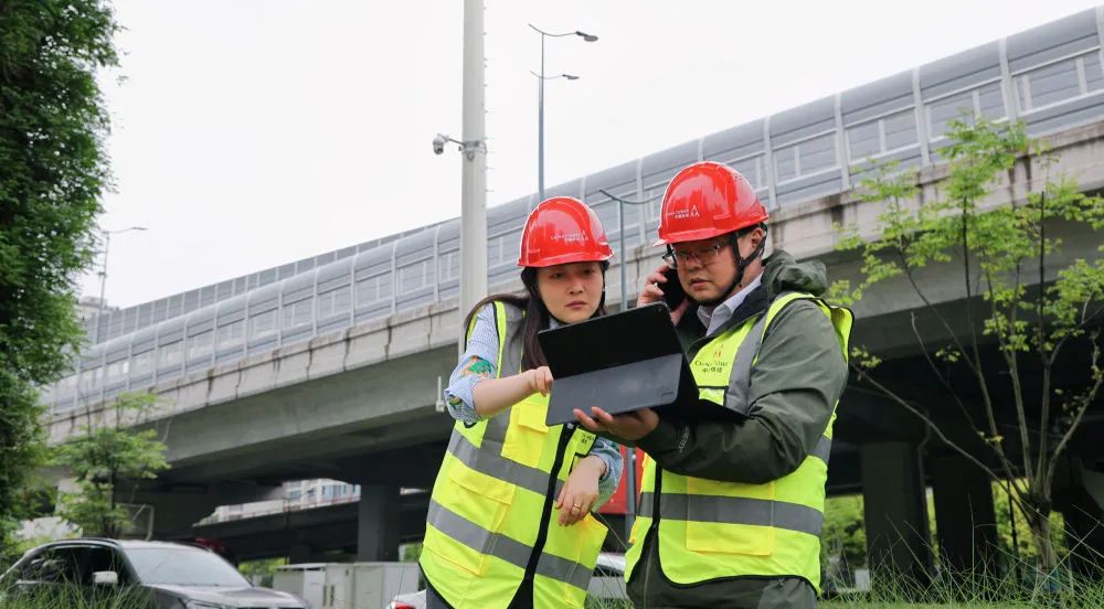 2024年4月，徐玫馨（左）和同事在地铁17号线徐泾北城站“气象小站”调测设备