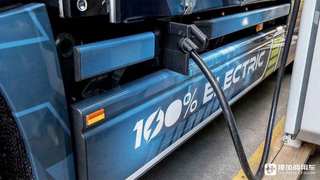 实拍奔驰eactros 300中置轴列车-新浪汽车