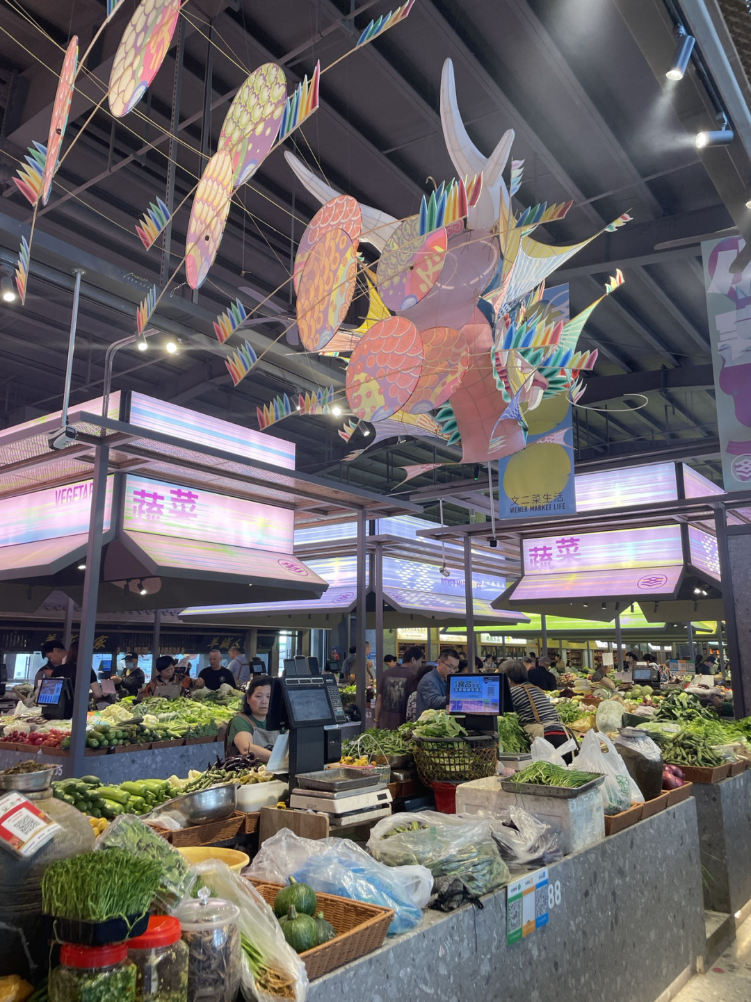 每一块区域都有自己的主题色,配合灰色的花岗岩台子和原木色的外围