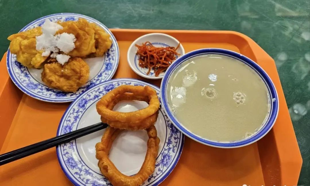 口爆汁……来自广西的陈微微特意来隆福寺小吃店品尝地道的老北京小吃