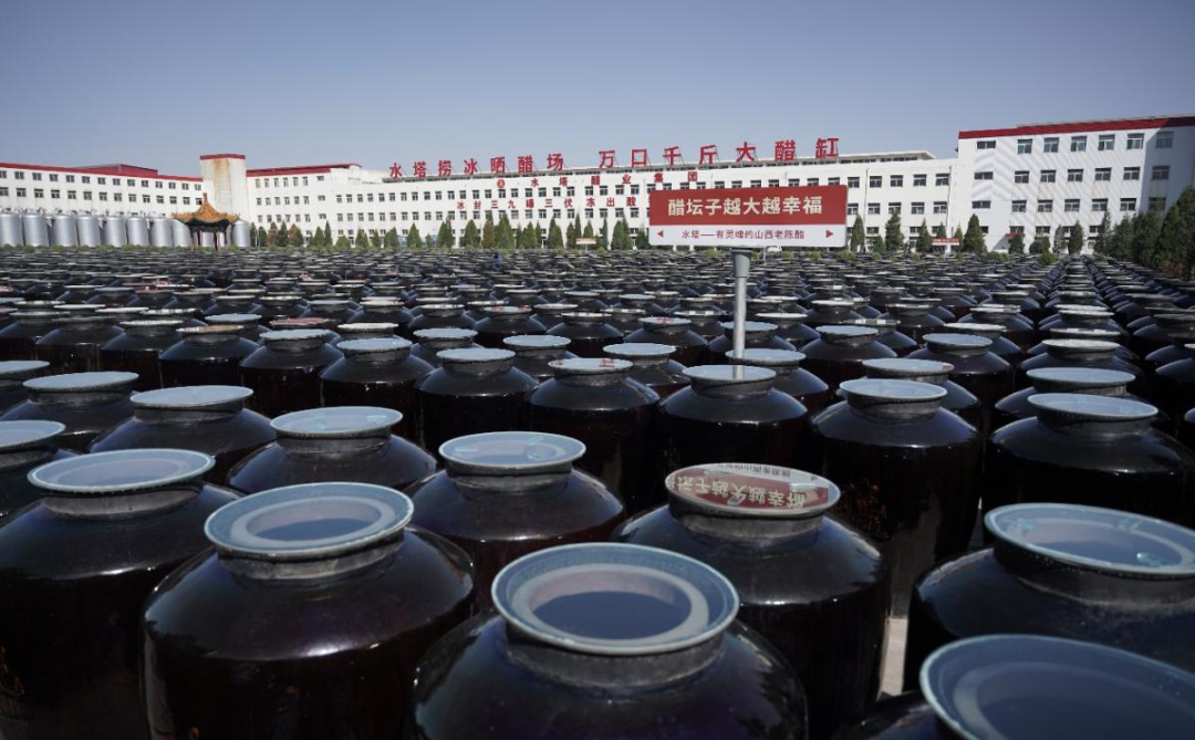 在水塔醋业生产厂区的陈酿区，整齐排列了1万口大醋缸，每口大醋缸可以盛醋约500公斤。（本文图片均由 胡弘彪 摄）
