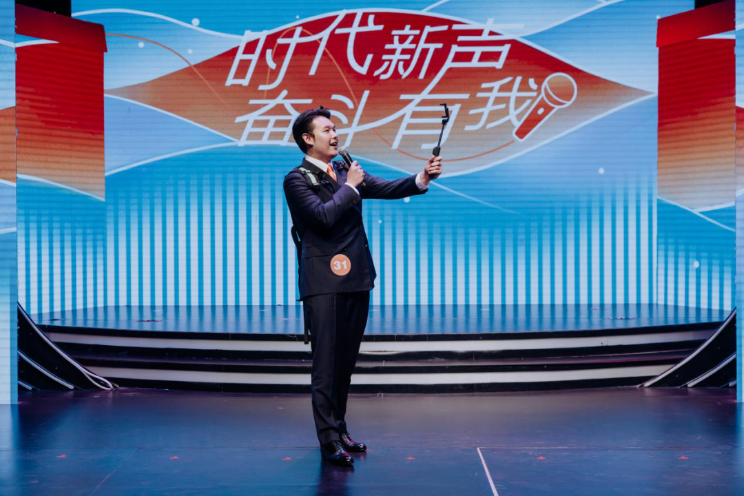 主持人何艳欣带货福州线面福建日报社东南网丁迅身着汉服为家乡文旅