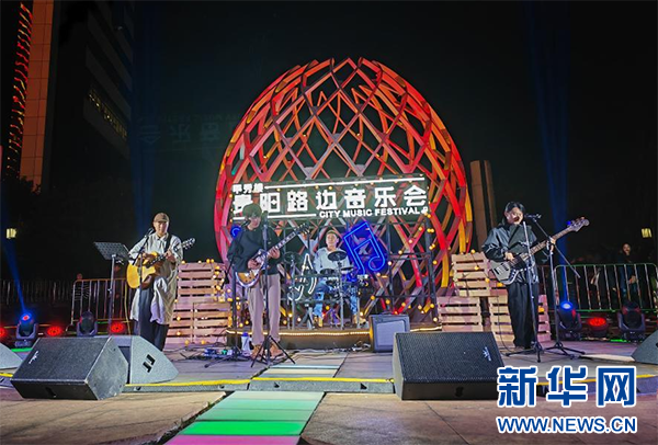 乐队在贵州省贵阳市南明区甲秀广场举办的路边音乐会演出(手机照片).