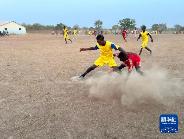 　3月31日，贝宁当地村民球员在非洲“村超”比赛中拼抢。受访者供图
