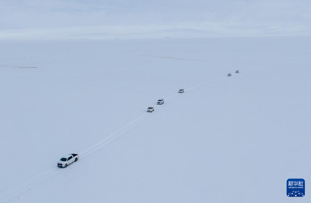 野生动物专业管护队员的车队在大雪中巡护（无人机照片，5月8日摄）。新华社记者 丁增尼达 摄