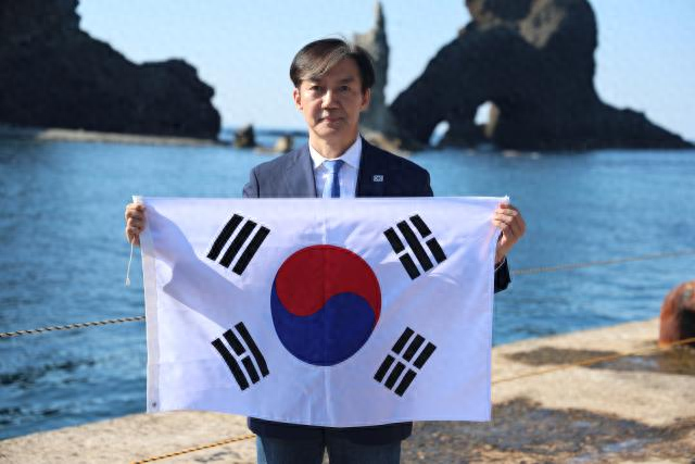 5月13日，韩国“祖国革新党”党首曹国登上独岛并发表声明。图自韩媒