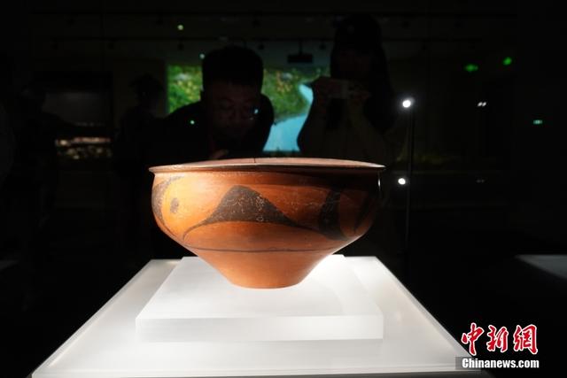 图为庙底沟博物馆展出的弧线三角纹彩陶盆。中新社记者 韩章云 摄