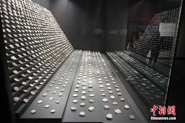图为庙底沟博物馆展出数量众多的石盘状器。中新社记者 韩章云 摄