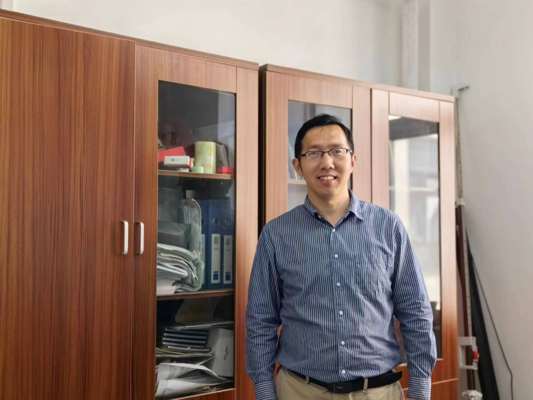 科学家制备新型液晶弹性体，无需传统发光体就能实现内源发光，极大降低功能集成材料制造成本