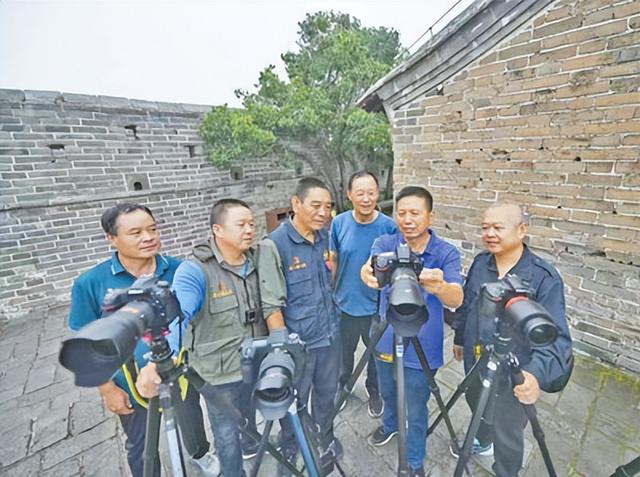 河北省滦平县花楼沟村的农民摄影爱好者在交流拍摄心得。王立群摄
