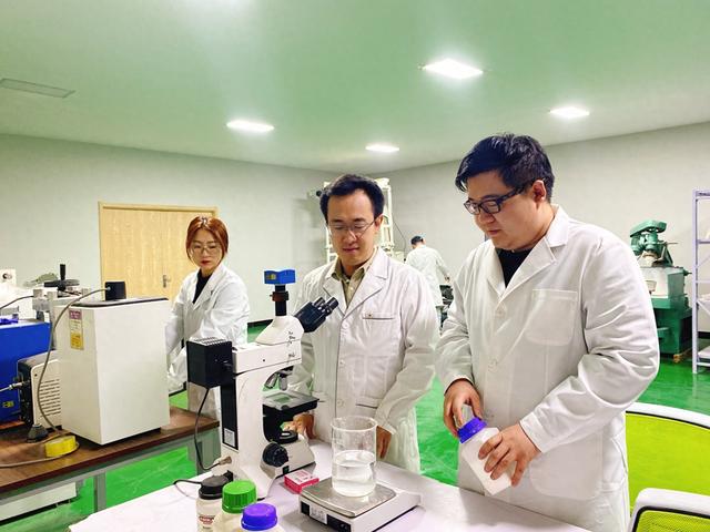 稀瑞材料技术有限公司科研人员正在进行抗菌材料研发。