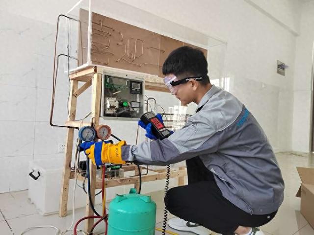 李云龙在学校制作制冷蒸发器。受访者供图
