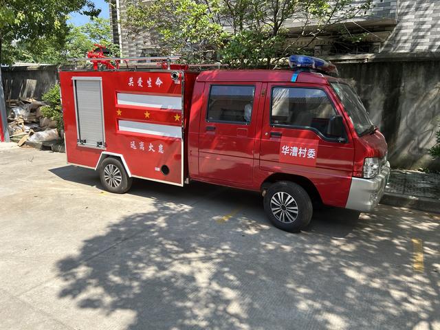 5月10日,闵行区华漕村配备的消防车.澎湃新闻记者李佳蔚 图
