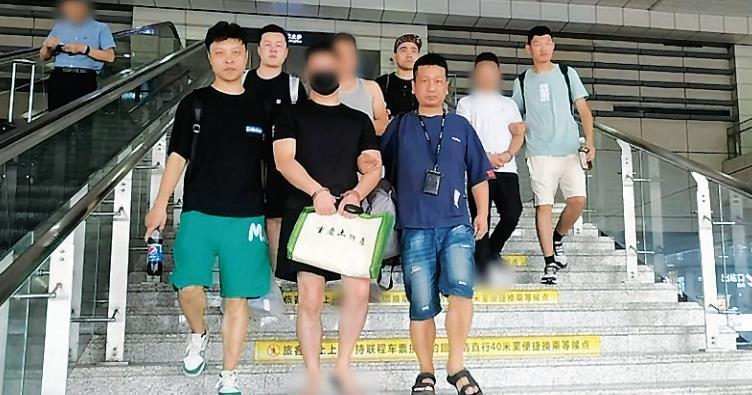 青山民警在重庆抓获电诈嫌疑人。