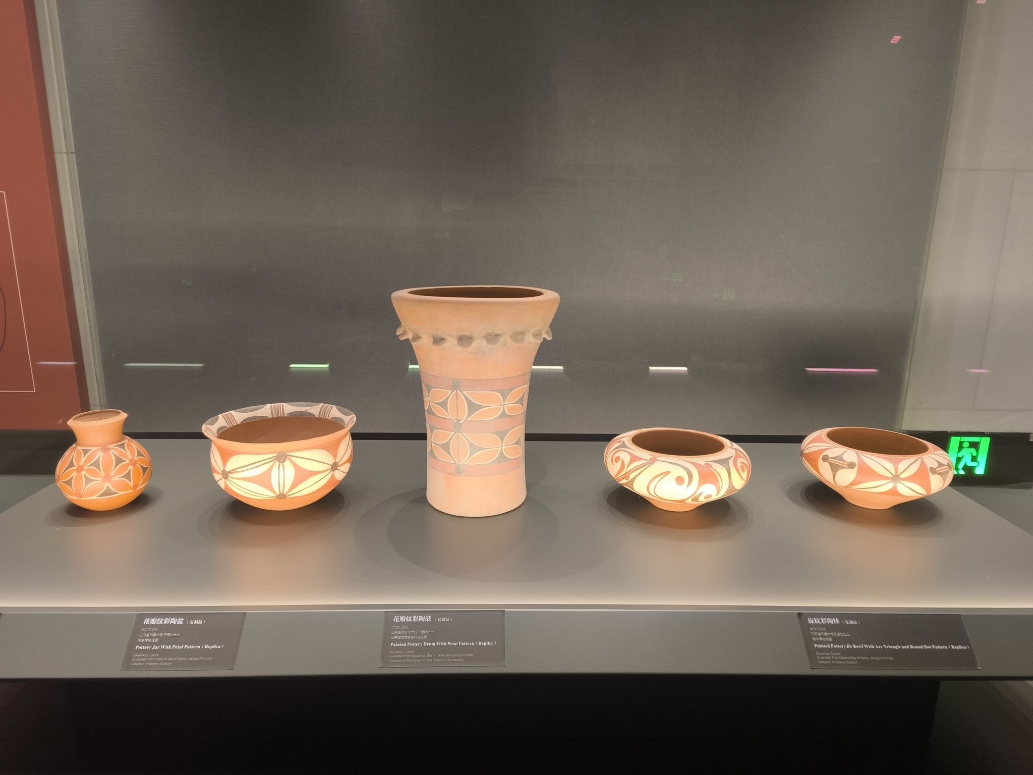 图为三门峡庙底沟博物馆展示的花瓣纹彩陶盆