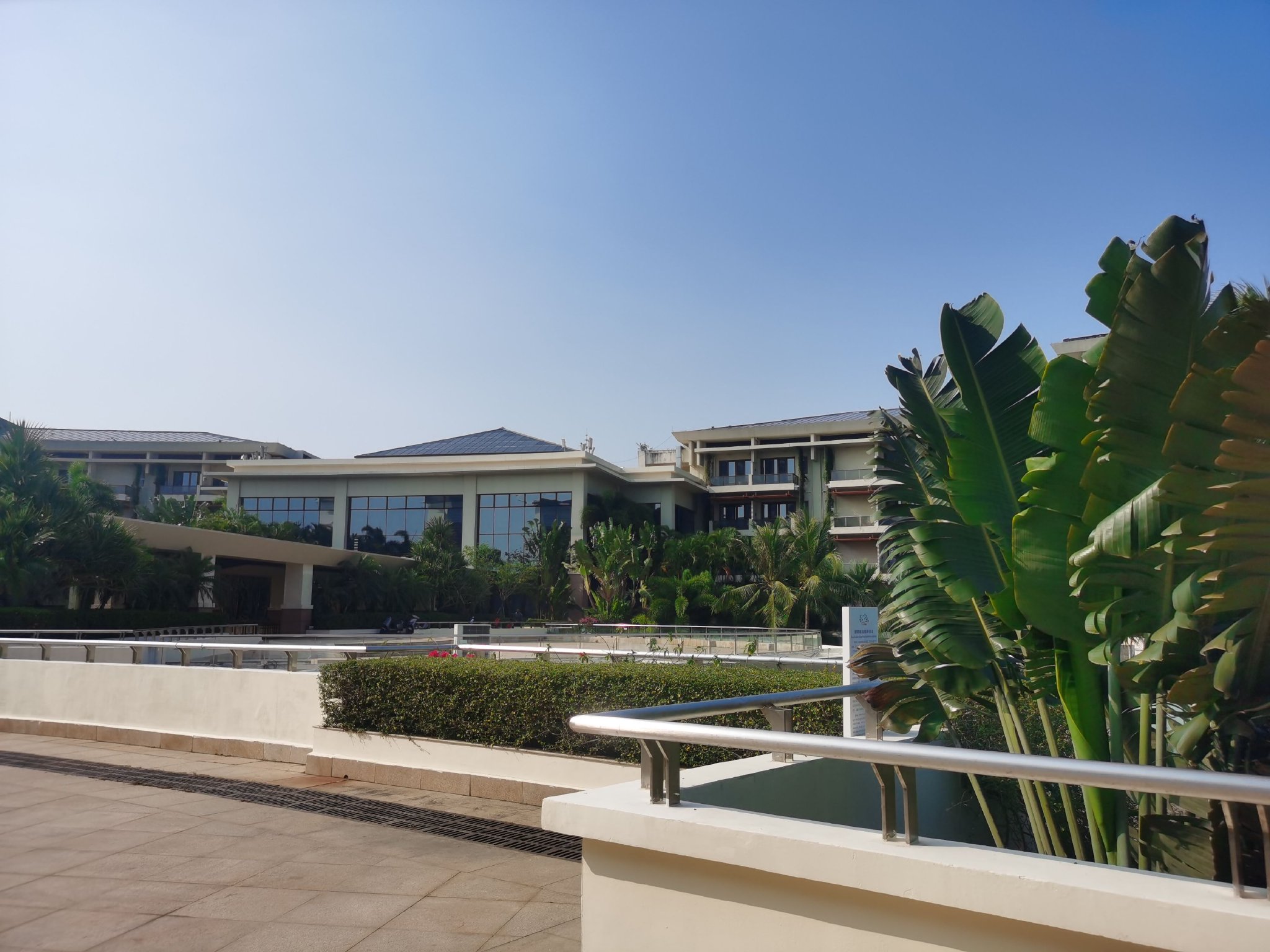 博鳌近零碳示范区内的酒店公寓采用光伏屋顶.